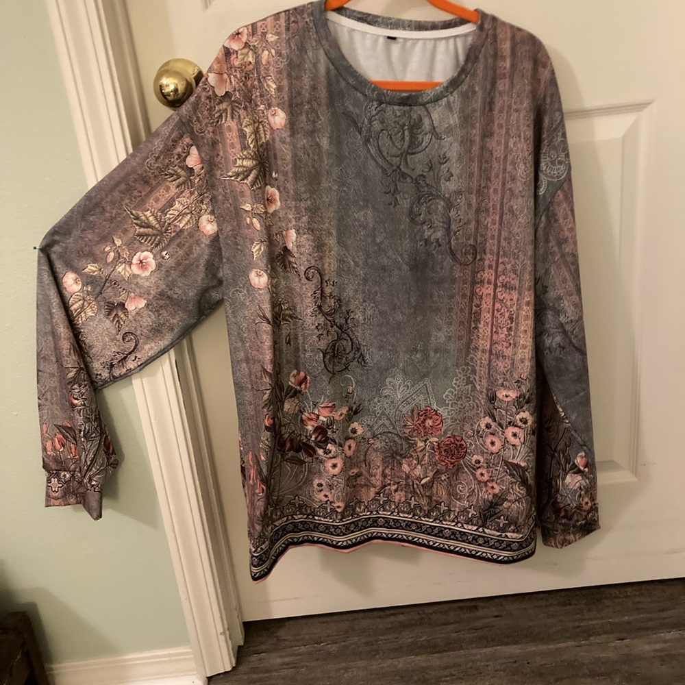 Very nice long sleeve, never worn, lined fabric so should be warm